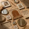 Murs bohèmes sans cliché : assembler miroirs, tissages et cadres en galerie vivante